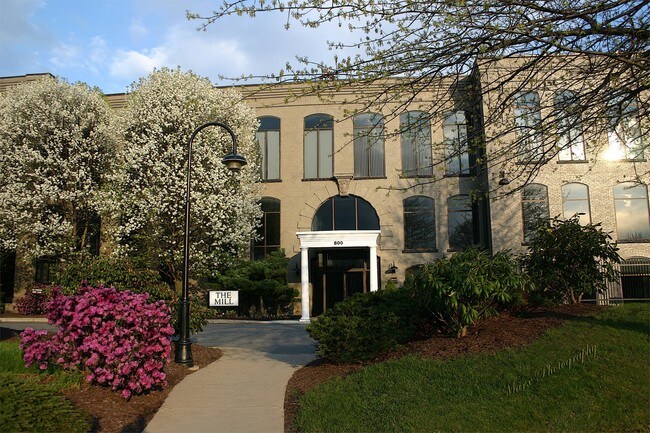 Building Photo - 800 James Ave
