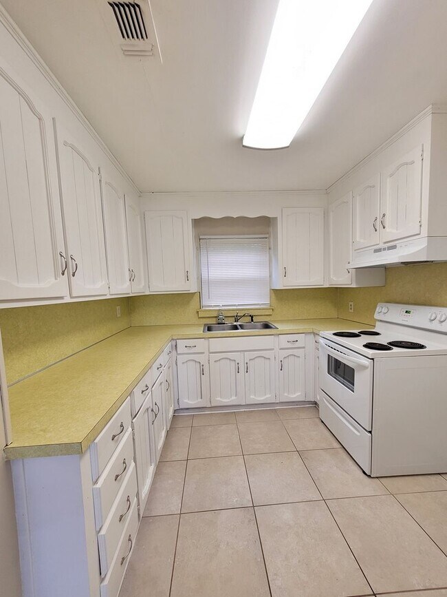 Foto del edificio - 700 Barksdale St. Pensacola, FL 32514 Janu...