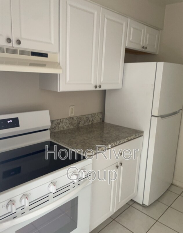 Foto del edificio - 9101 W Hillsborough Ave