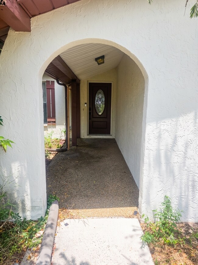 Building Photo - 2 bedroom 2 bathroom Fully Fenced in Yard