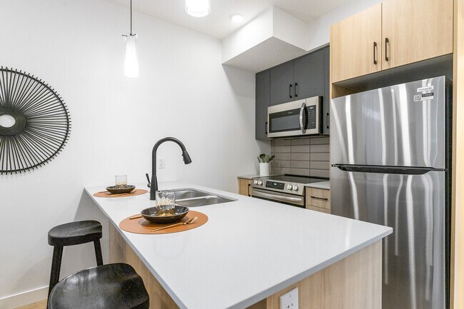 Building Photo - 9815-9153 153 St NW