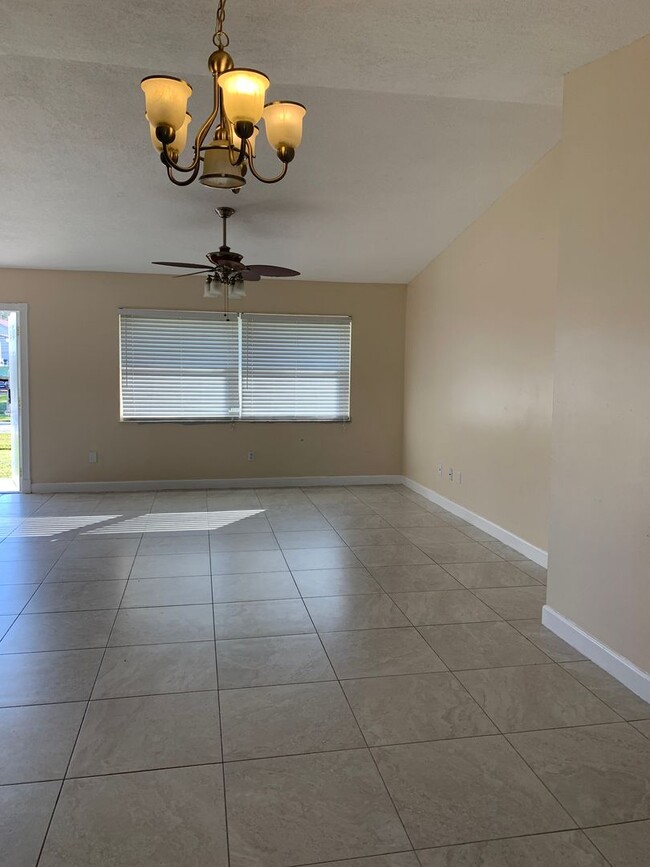 Building Photo - All Tile floors Pet friendly  3 bedroom 2 ...