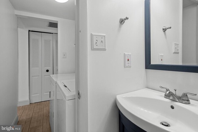 Building Photo - 2121 Ferguson Pl