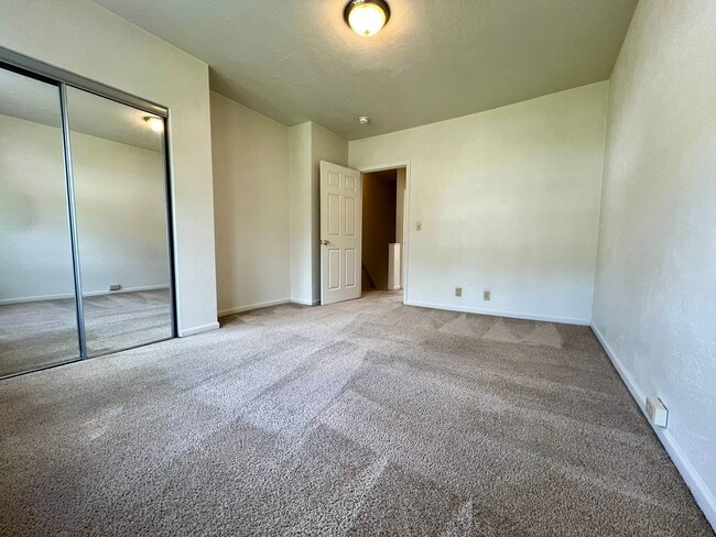 Foto del edificio - Gorgeous Two Bedroom Townhouse in Squirrel Hill! Washer & Dryer Provided, Central A/C & More!