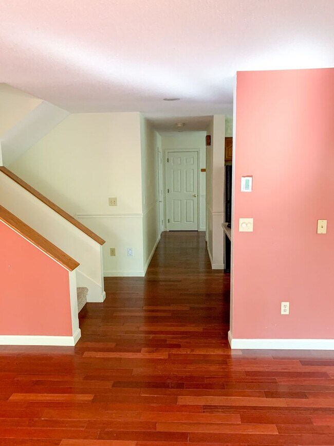 Foto del edificio - 3 Bedroom Condo Available for Aug. 1st