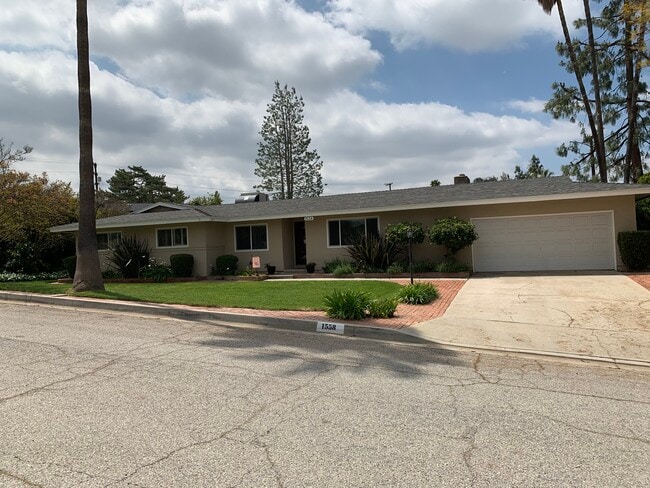 Building Photo - 1558 Cameo Dr