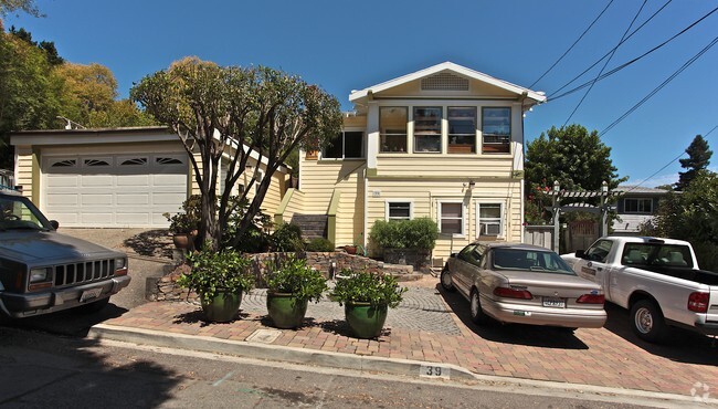 Building Photo - 39-391/2 Belmont Ave