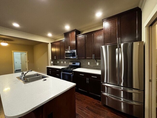 Foto del edificio - 4 Bedroom 2.5 Bath Peabody Townhome in the...