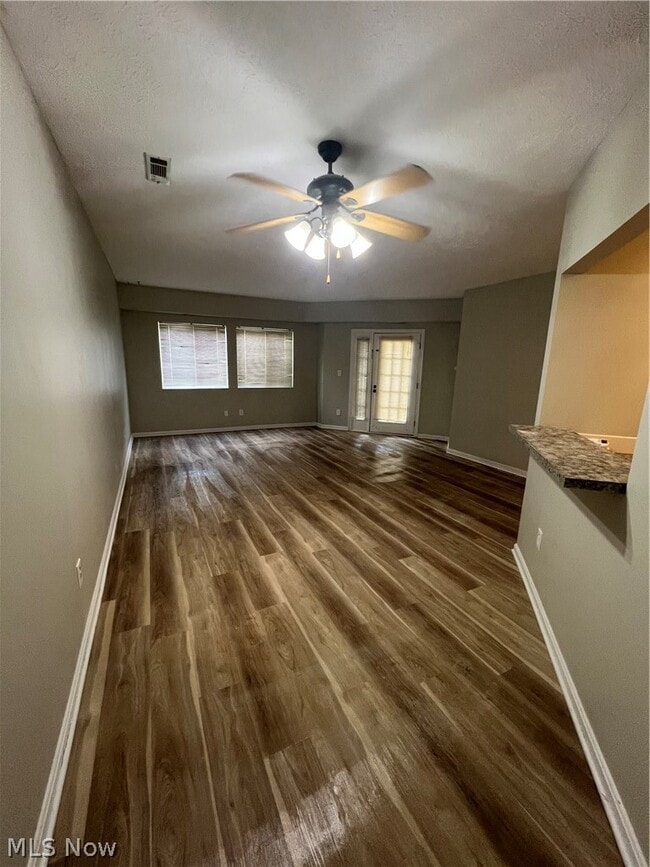 Building Photo - 320 Village Pointe Dr
