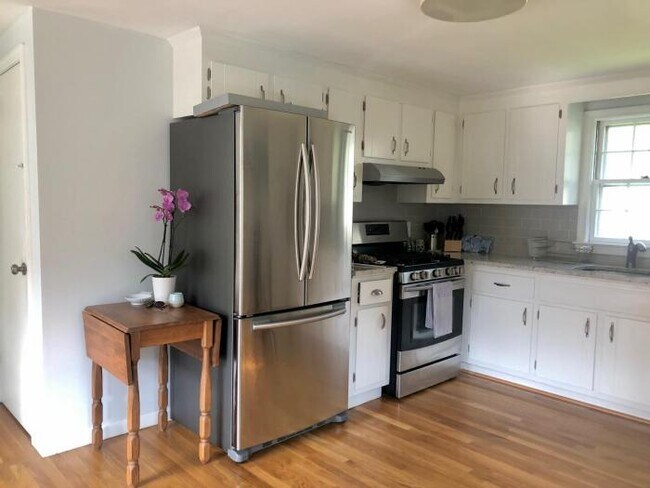 Building Photo - 3 bedroom in Barnstable MA 02601