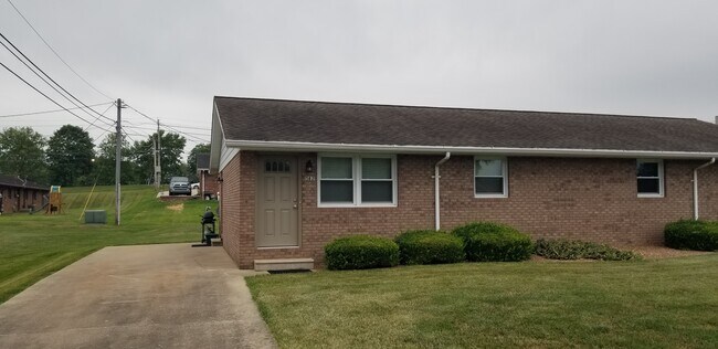 Building Photo - 582 Sycamore Mnr
