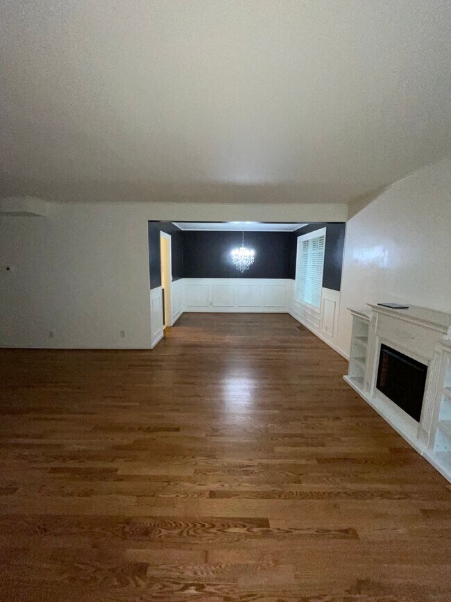 Building Photo - Lake Oswego Townhouse style condo