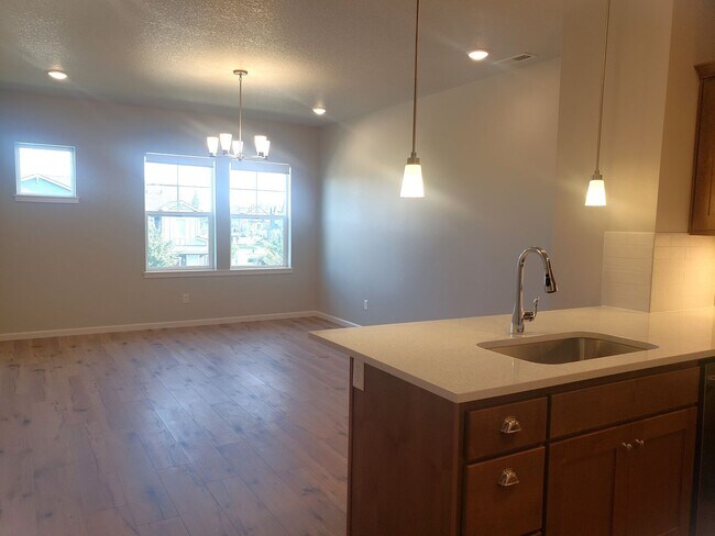 Building Photo - Reed's Crossing 2 bed/2.5 bath Townhome!
