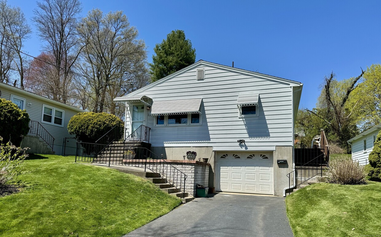 Primary Photo - 224 Milton Ave