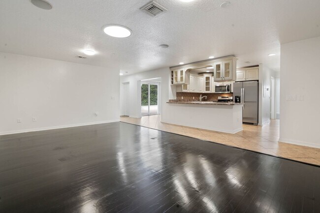 Foto del edificio - Lovely spacious 3bd/2bath townhouse with screen patio!