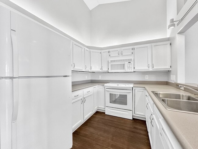 Foto del edificio - Beautiful 2BR 2BA Home w/ Sunroom • Full Kitchen Suite • Attached Garage in Columbus