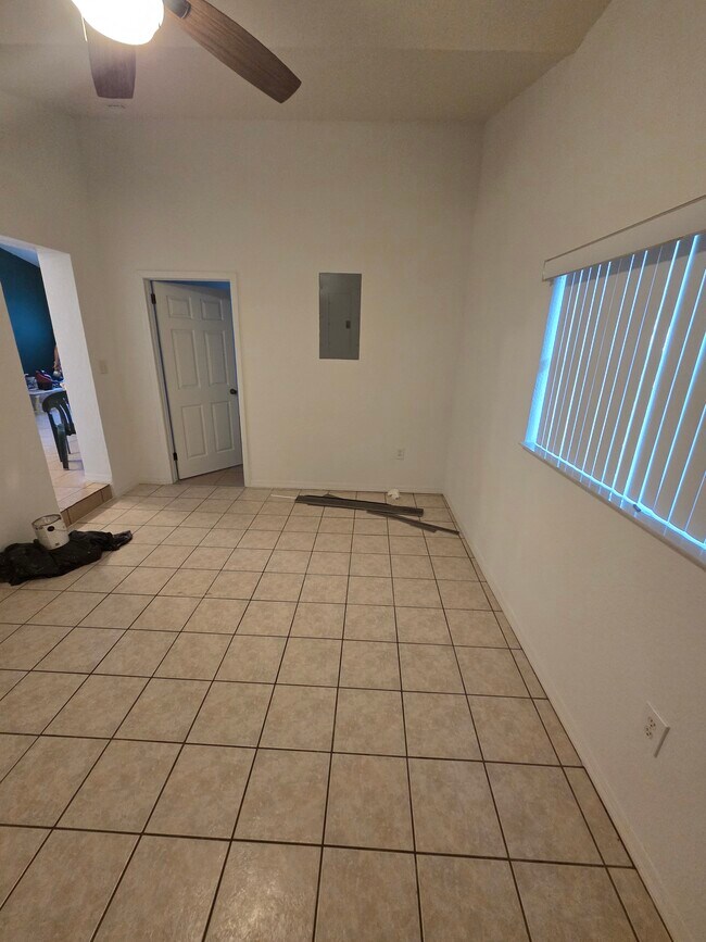 Building Photo - 2804 S Park Ave