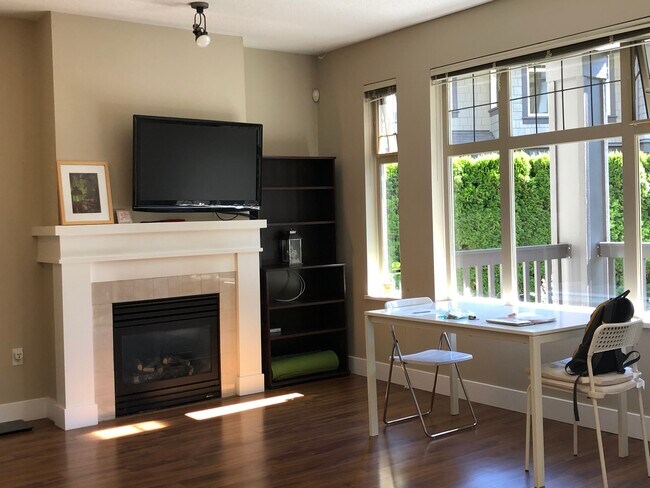 Building Photo - 4885 Valley Dr
