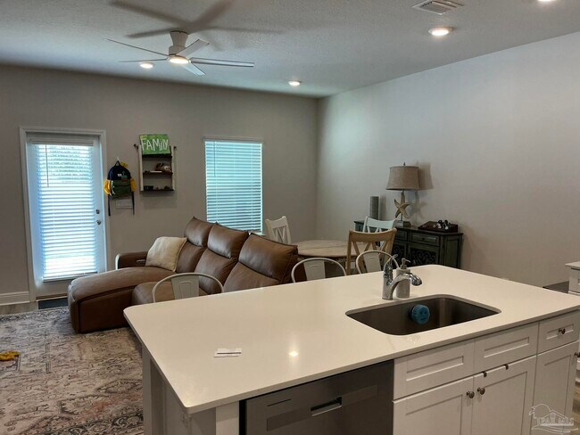 Foto del edificio - 5749 Stellarjay St