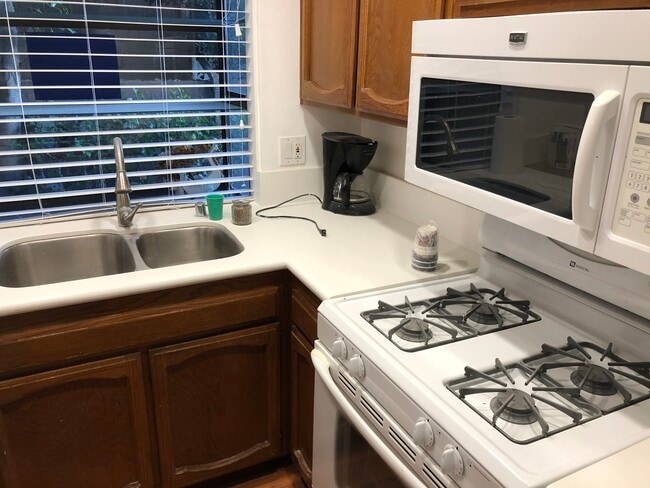 Foto del edificio - 4732 Lakeview Ave