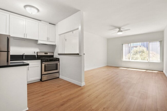 Building Photo - 1432 16th St, prime Santa Monica location,...