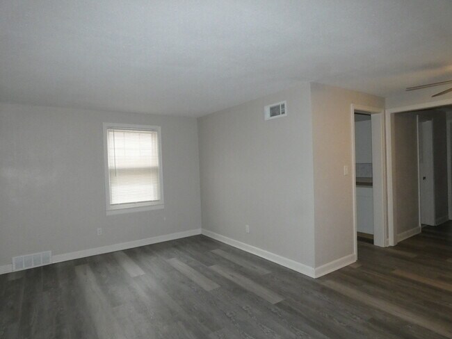 Building Photo - Updated Property in North Kansas City!