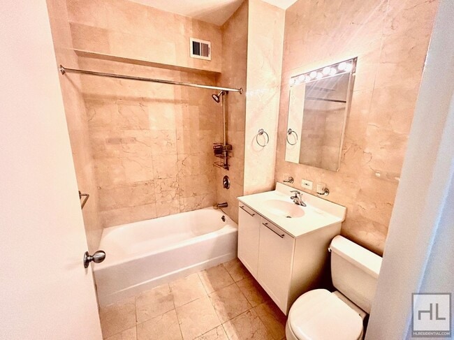 Building Photo - RENOVATED ALCOVE STUDIO IN DOORMAN BUILDING!