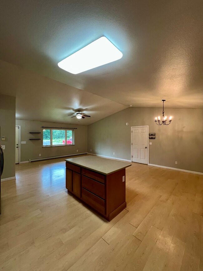 Foto del edificio - 3-Bedroom Home in North Pole / 2 Car Garag...