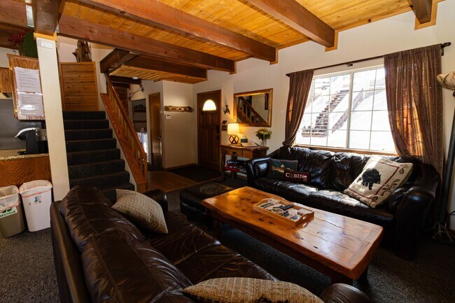 Building Photo - Spacious Three Bedroom located in Moonridge