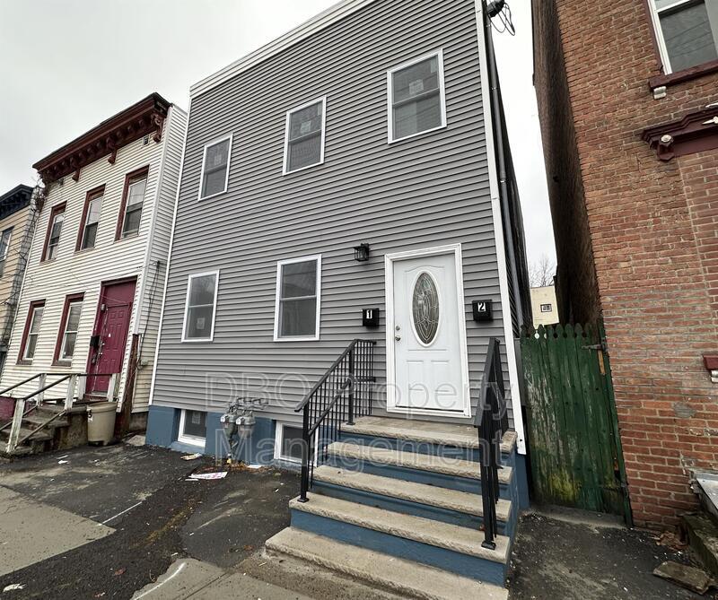 Primary Photo - 366 Sheridan Ave