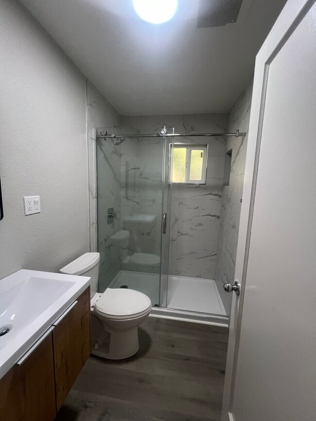 Building Photo - Newly Remodeled 2 Bedroom -Redwood City!