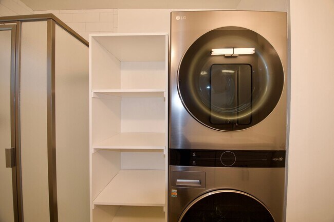 Building Photo - 527