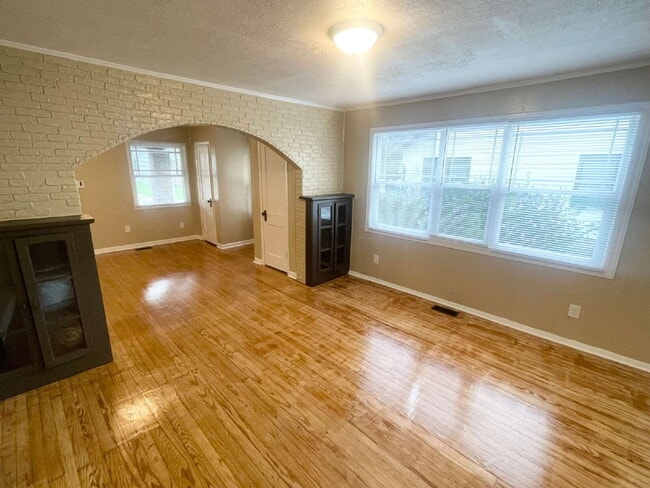 Building Photo - 3 Bedroom less than a mile from University of Indianapolis