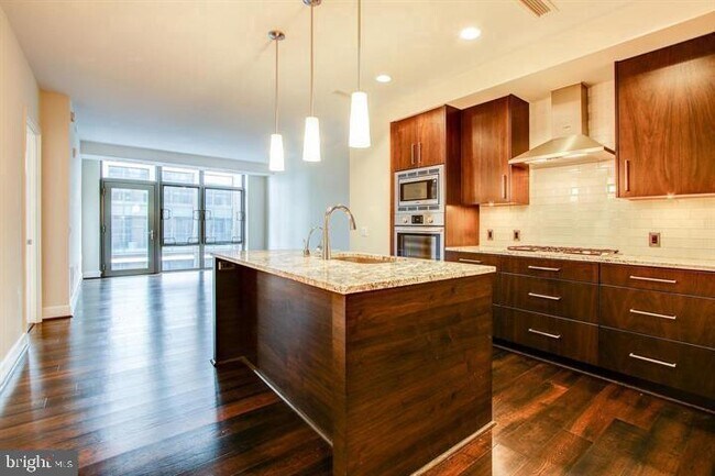Foto del edificio - 7171 Woodmont Ave