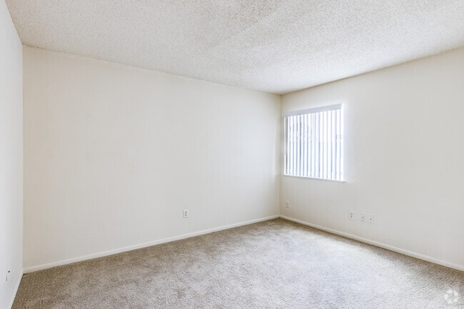 2BR, 2BA - 1,117SF - Sailpoint Bay Apartments