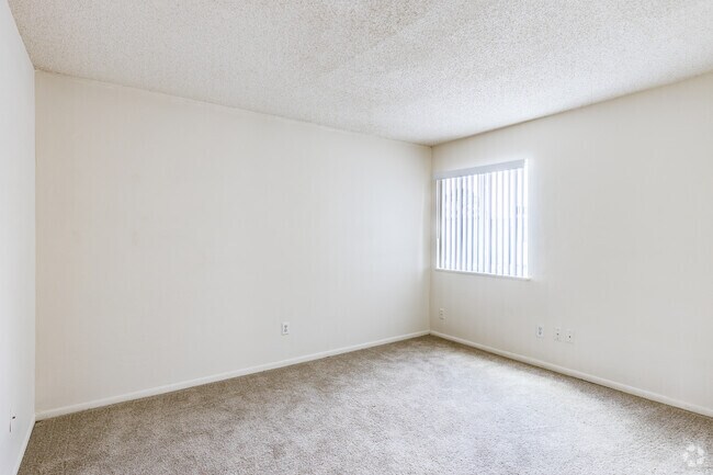 2BR, 2BA - 1,117SF - Sailpoint Bay Apartments