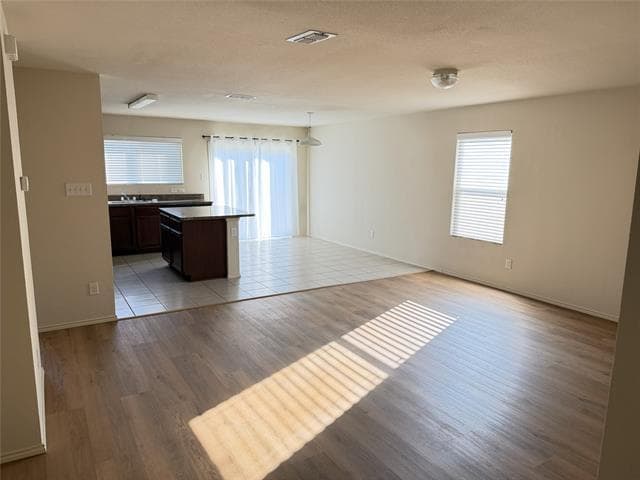 Foto del edificio - 1409 Raven Dr S