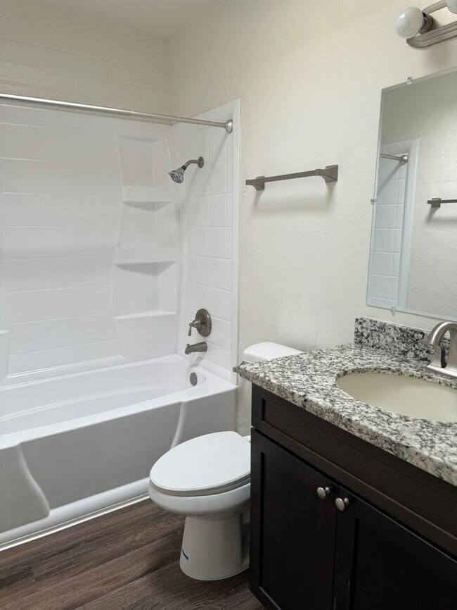 Building Photo - 2 Bedroom / 2 Bath - Midtown!