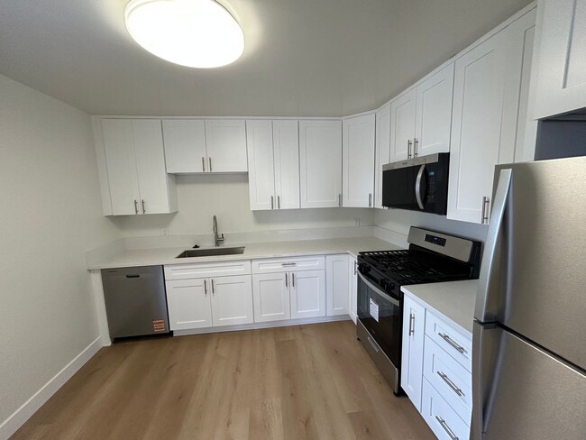 Building Photo - Upstairs 2 Bedroom 1 Bathroom on Felspar A...