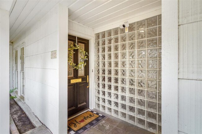 Building Photo - 4025 Essex Ln