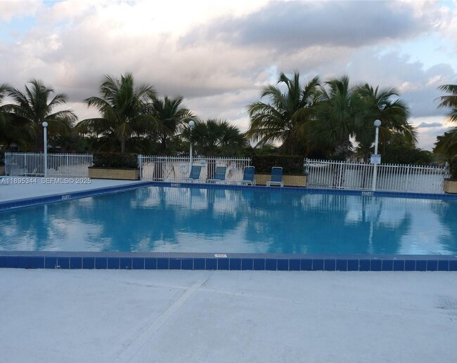 Foto del edificio - 14501 N Kendall Dr