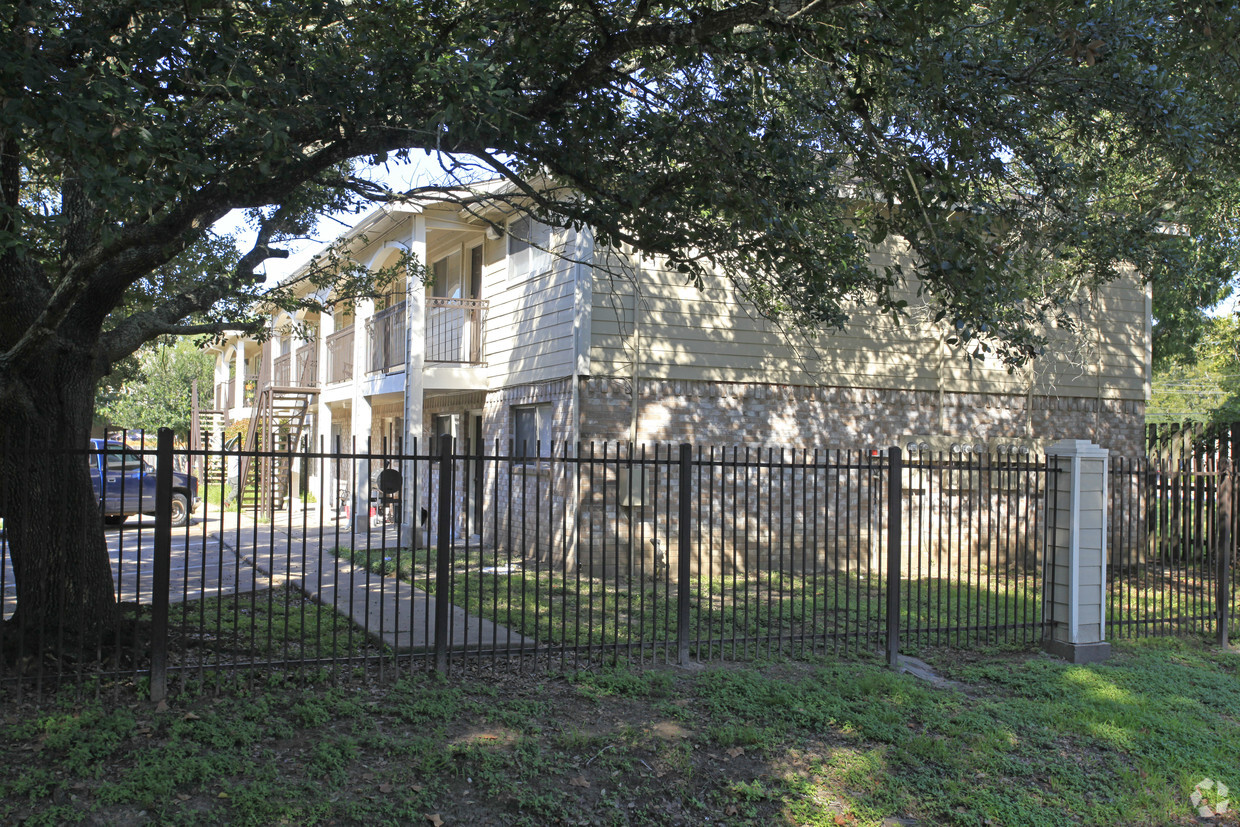 Primary Photo - 404 W Coombs St