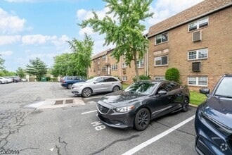 Building Photo - 392 College Dr