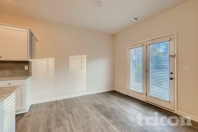 Building Photo - 142 Woodhouse Cir