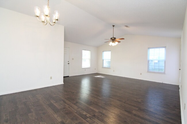 Building Photo - Pet friendly 3/2 in the Northpointe Subdiv...