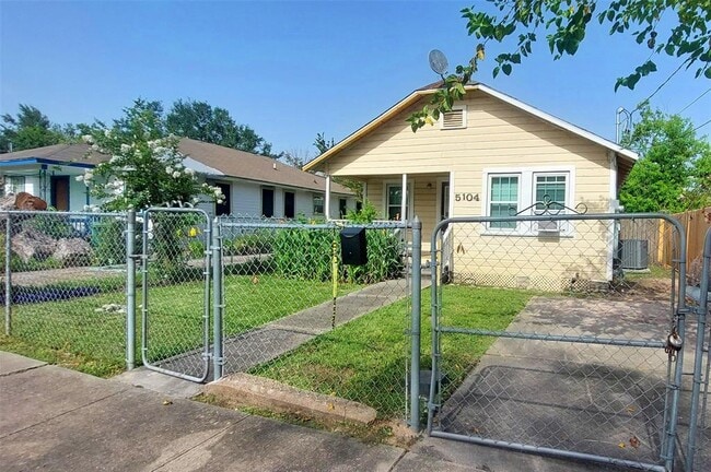 Building Photo - 5104 Dunlop St