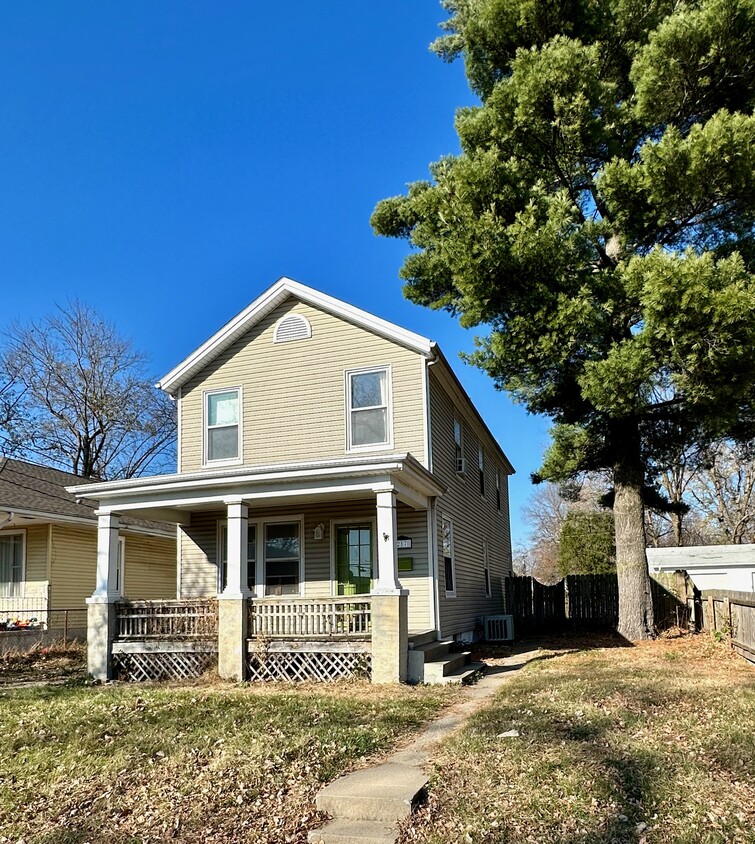 Primary Photo - 217 W Calhoun Ave