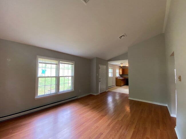 Building Photo - Spacious 3 BD, 1.5 BA Rancher off Brook Road Available in July