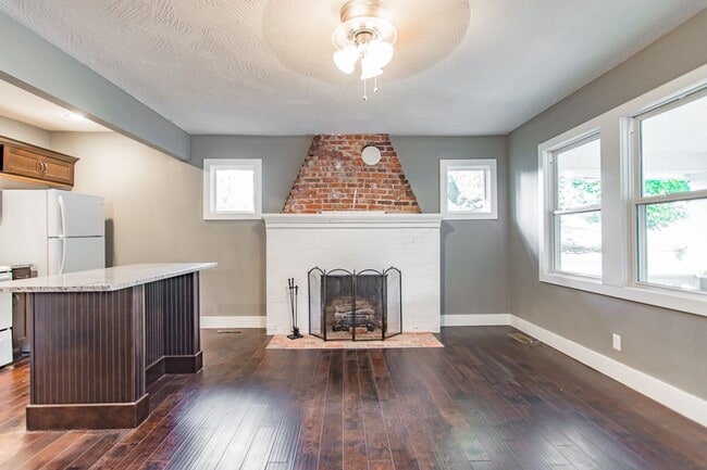 Foto del edificio - COLLEGE PRE-LEASING