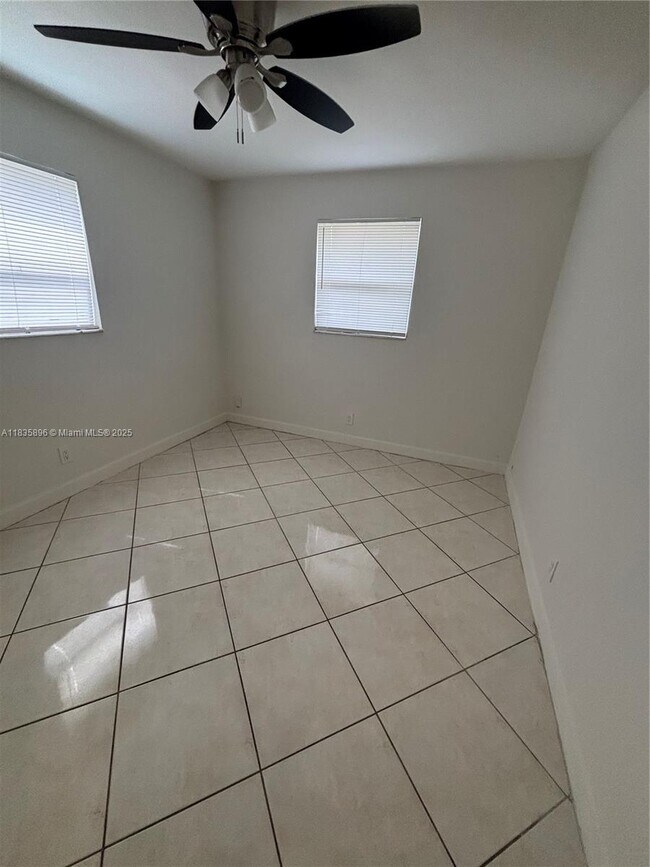 Foto del edificio - 4156 SW 24th St